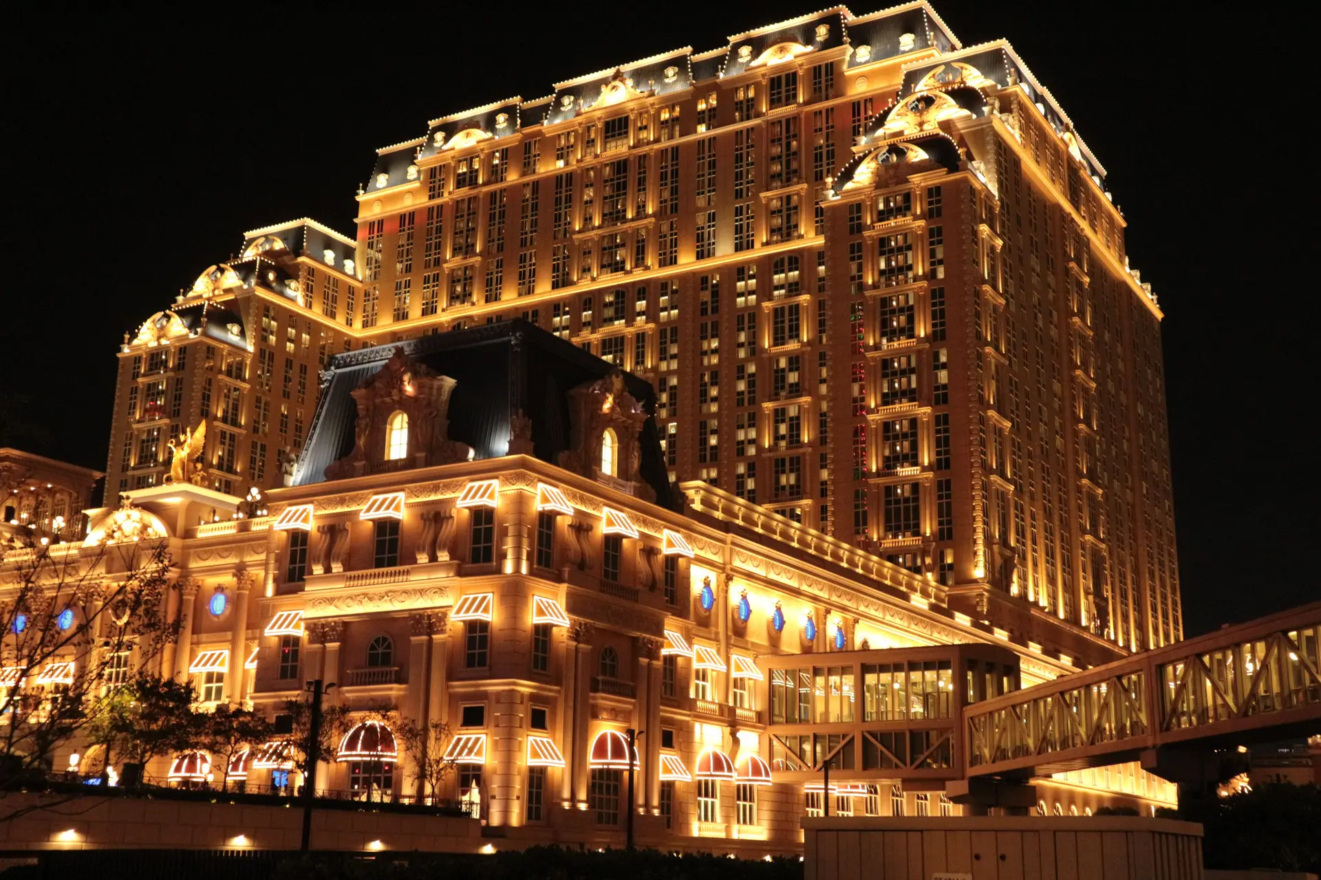 Das Hotel bei Nacht